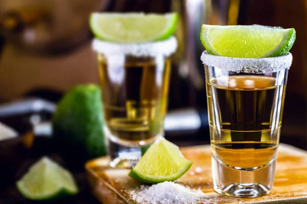 Vaso Tequila Una Bebida Cultura Mexicana Hecha Alcohol Destilado Limón —  Fotos de Stock