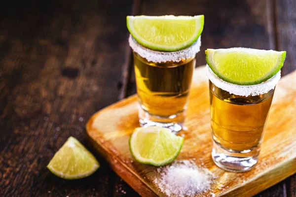 Vasos Tequila Con Limón Sal Bebida Originaria México —  Fotos de Stock