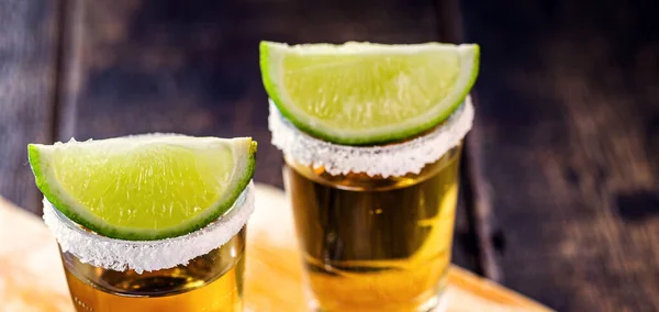 Bicchieri Tequila Con Limone Sale Bevanda Originaria Del Messico — Foto Stock