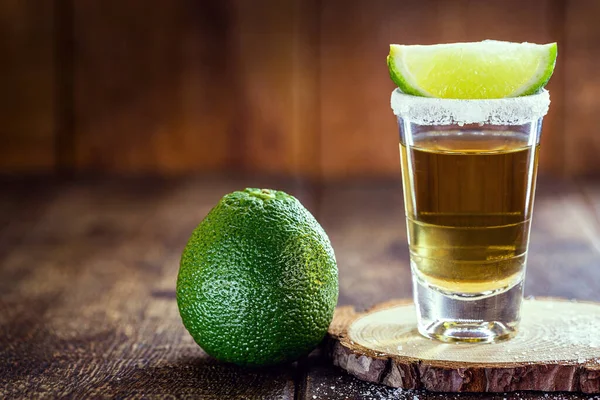Szklanka Tequili Destylowany Napój Alkoholowy Solą Obrzeżu Szklanki Meksykański Napój — Zdjęcie stockowe