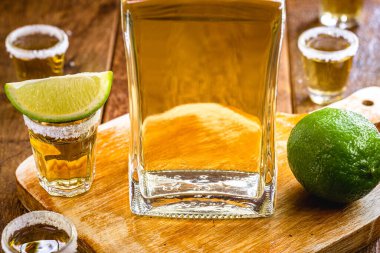 Bardak ve bir şişe tekila. Tipik Meksika içkisi. Uluslararası Tekila Günü 24 Temmuz