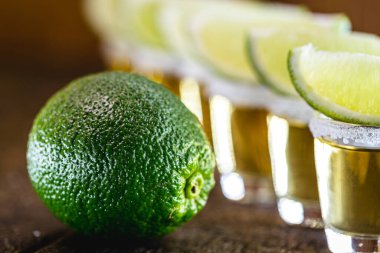 Tekila, ateşli içki, güçlü alkol içerikli. Menü için bar ve restoran resmi. Uluslararası Tekila Günü.