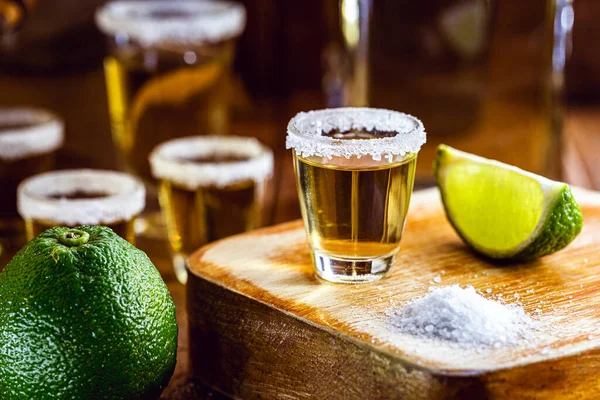 Tequila Shot Cytryny Soli Morskiej Drewnianym Tle Wybrany Ostrość — Zdjęcie stockowe