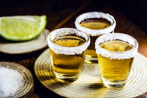 Tequila Con Limón Sal Marina Sobre Fondo Madera Enfoque Seleccionado — Foto de Stock