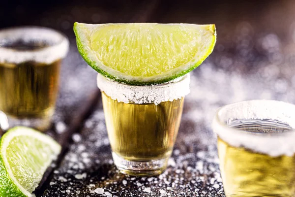 Bicchiere Tequila Tavolo Legno Con Limoni Sale Sullo Sfondo Bevanda — Foto Stock