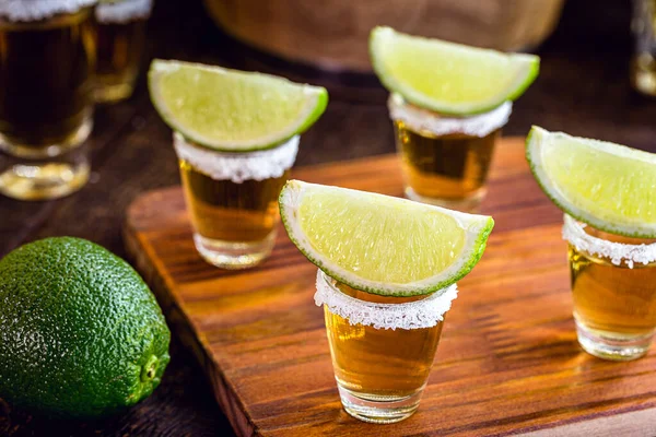 Bicchiere Tequila Tavolo Legno Con Limoni Sale Sullo Sfondo Bevanda — Foto Stock