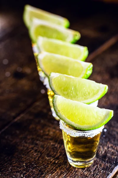 Tequila Gläser Reihen Sich Aneinander Mit Tequila Zitrone Und Salz — Stockfoto
