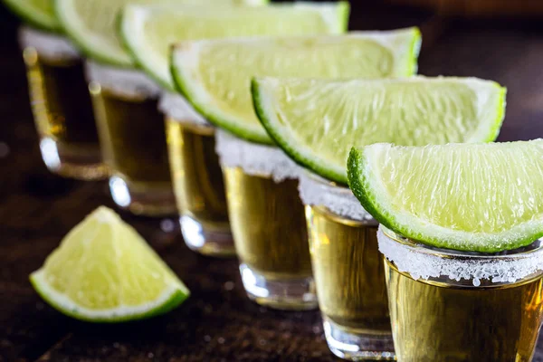 Copos Tequila Alinhados Com Tequila Limão Sal Bebida Típica México — Fotografia de Stock