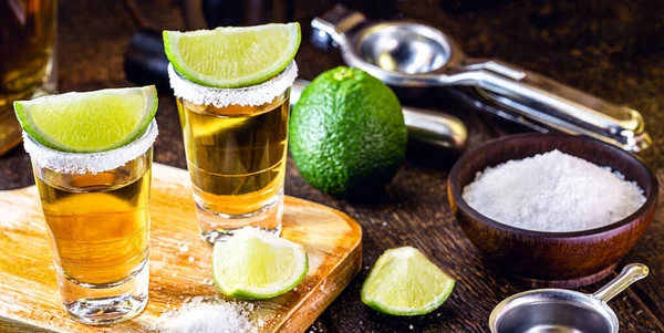 Meksykańska Złota Tequila Cytryną Solą Drewnianym Tle Międzynarodowy Dzień Tequili — Zdjęcie stockowe