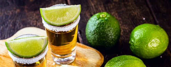 Mexikanischer Gold Tequila Mit Zitrone Und Salz Auf Holzgrund Internationaler — Stockfoto