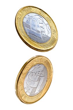 Beyaz arka planda izole edilmiş Brezilya paralarından birini düşürmek