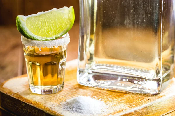 Detail Des Tequila Getränks Mit Besonderem Fokus Auf Die Zitrone — Stockfoto