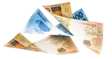 Yüz bin Reais banknotları düşüyor, Brezilya 'dan gelen para izole beyaz arka planda. Para yavaş yavaş düşüyor, kriz kavramı, iflas, kayıp veya basılı para biriminin devalüasyonu.