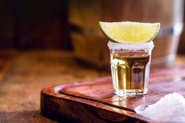 Limonlu ve tuzlu Meksika içeceği, tekila deniyor. Metin için boşluk.