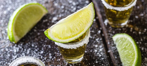 Маленький Стакан Текилы Огненный Напиток Мексики Лимон Грубая Соль Деревянном — стоковое фото
