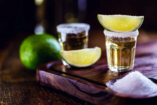 Маленький Стакан Текилы Огненный Напиток Мексики Лимон Грубая Соль Деревянном — стоковое фото