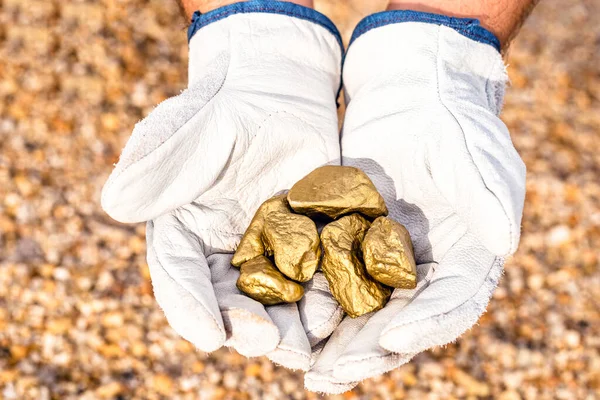 Mano Minero Sosteniendo Piedras Otro Extracción Mineral Oro Concepto Exploración — Foto de Stock