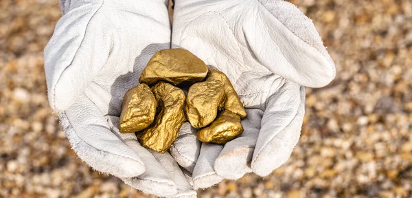 Mano Minero Sosteniendo Piedras Otro Extracción Mineral Oro Concepto Exploración — Foto de Stock