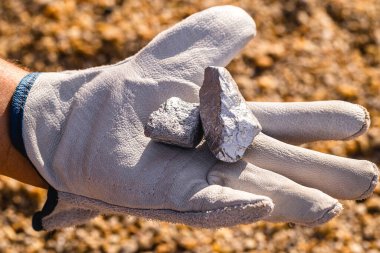 Gümüş taşlar, gümüş cevherler, Gemstone madencilik konsepti.