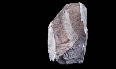 Gümüş cevheri, endüstriyel kullanım için demir. Siyah arkaplanda izole edilmiş taş, mineral çıkarma.