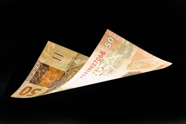 50 reais banknot beyaz arka plana düşüyor. Az para, servet, büyük ödül kavramı.