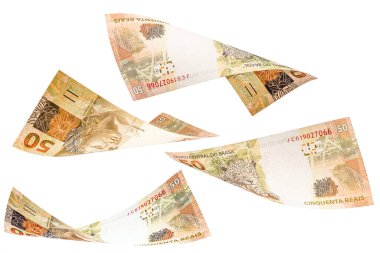 Brezilya 'dan gelen 50 reais banknot izole edilmiş beyaz arka plana düşüyor. Düşen para kavramı, gerçek ya da finansal krizin devalüasyonu.