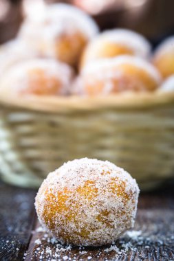 Tarçın, un ve tarçından yapılmış tipik Brezilya usulü kızarmış hamur tatlısı. Buna 