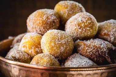 Brezilya tatlısı Bolinho de Chuva, tarçınlı, rafine edilmiş ve kızarmış şekerden yapılır. Bakır bir tencerede servis edilen yemek, tipik bir minas gerais ve sao paulo tatlısı..