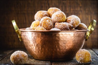 Brezilya tatlısı Bolinho de Chuva, tarçınlı, rafine edilmiş ve kızarmış şekerden yapılır. Bakır bir tencerede servis edilen yemek, tipik bir minas gerais ve sao paulo tatlısı..