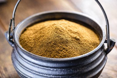 Tarçın (Cinnamomum zeylanicum), Hindistan, Sri Lanka ve Myanmar 'da yetişen ve bugün dünya çapında yetişen tıbbi aromatik bir bitkidir..