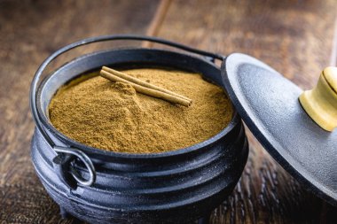 Tarçın tozu, Brezilya metal bir tencerede toprak. Rio de Janeiro 'da ve ülkenin kuzeydoğusunda yetişen Canela do Brasil..