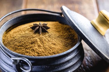 Tarçın tozu, Brezilya metal bir tencerede toprak. Rio de Janeiro 'da ve ülkenin kuzeydoğusunda yetişen Canela do Brasil..