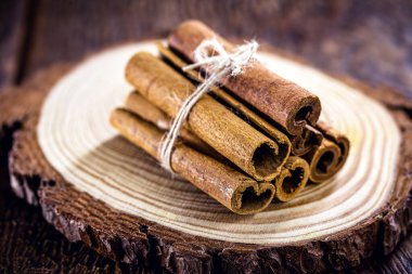 Kabuklu tarçın küçük parçalar halinde kesilmiş. Tarçın, mutfak baharatı.