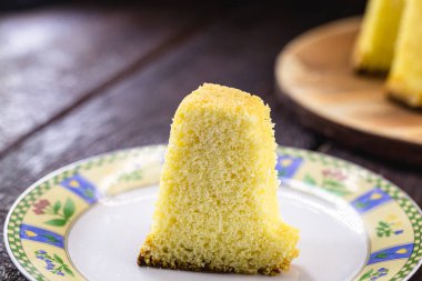 Mısır unundan yapılmış bir dilim Brezilya mısır keki (Fuba veya Fuba). Brezilya 'dan geleneksel ev yapımı pasta, Haziran ya da Temmuz partilerinde yapılır..