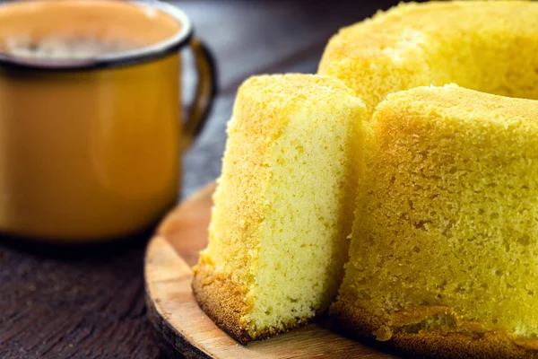 Gesneden Braziliaanse Maïs Cake Gemaakt Met Een Soort Maïsmeel Fuba — Stockfoto