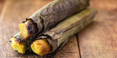 Broa geleneksel olarak Portekiz, Galiçya ve Brezilya 'da yapılan bir mısır ve buğday ekmeği türüdür. Un mısır ve buğday veya çavdar ve mayadan yapılır. Haziran 'daki popüler festivallerin kurabiye ya da tatlıları.