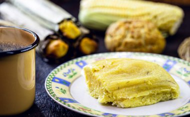 Pamonha, tatlı mısır, manyok keki ve ekmek. Festa Junina yemeği, minas gerais tatlıları.