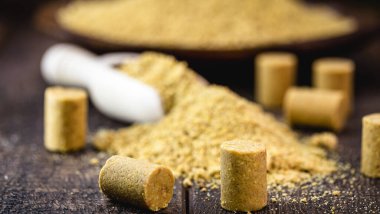 Brezilya Pacoca adındaki bir kırsal masada yer fıstığı tozu.