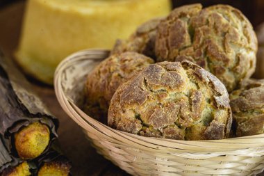 Brezilya 'da mısır ya da fuba ile yapılan broinha adlı ev yapımı mini ekmek..