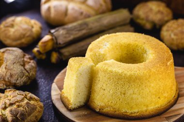 Tipik minas gerais yemeği, manioc kek ve emilho peyniri..