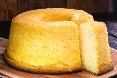 Tipik minas gerais yemeği, manioc kek ve emilho peyniri..