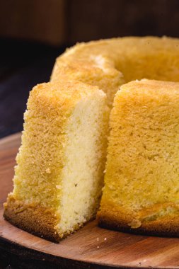 Tipik minas gerais yemeği, manioc kek ve emilho peyniri..