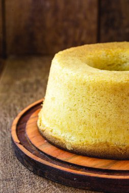 Brezilya mısır keki, kırsal bir masada Fuba 'dan (mısır unu) yapılır.