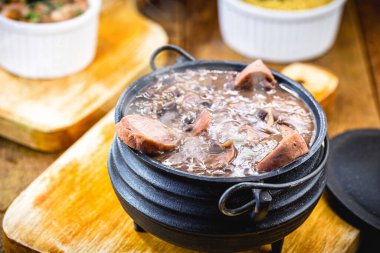 Fayjoada 'nın küçük bir kısmı dumanlı ve sıcak. Tipik Brezilya yemekleri..