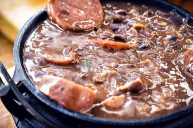 Feijoada mineira, demir kaptaki minas gerais 'in tipik yiyeceği..
