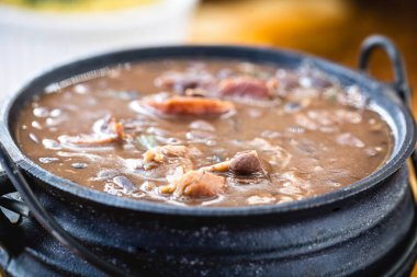 Brezilya Feijoada Gıda. Demir bir tavada küçük, bireysel bir parça.