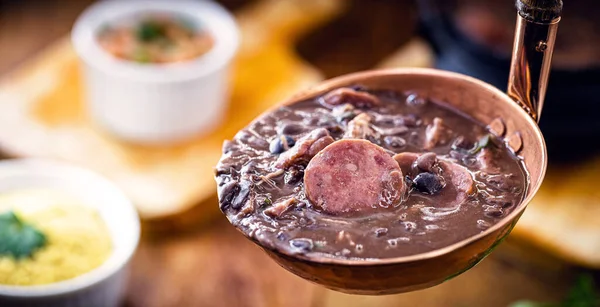 Feijoada detayı, yiyecek kabuğu sıcak servis ediliyor. Brezilya yemekleri..