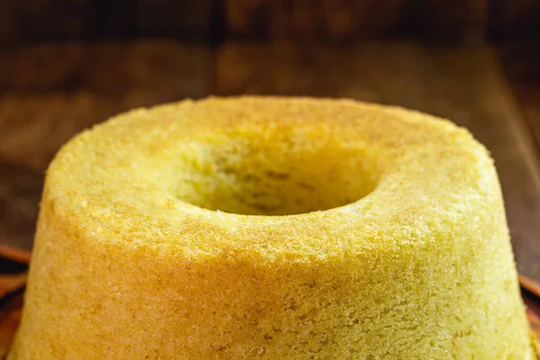 Braziliaanse Maïs Cake Gemaakt Van Fuba Maïsmeel Een Rustieke Tafel — Stockfoto
