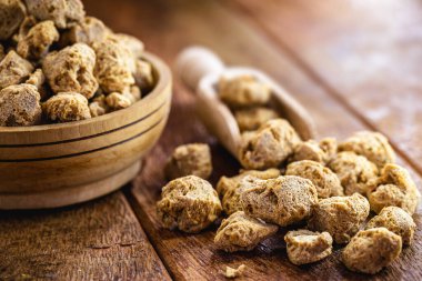 Kaba soya proteini, ayrıca soya eti olarak da bilinir. Protein parça parça işlenmiş..