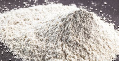 Kaolin bir inorganik anayasa mineralidir, kimyasal olarak hareketsizdir, mevduatlardan çıkarılır ve farklı granülometrik bantlarda işlenir. Gıda, kağıt ve boya endüstrisinde kullanılır.